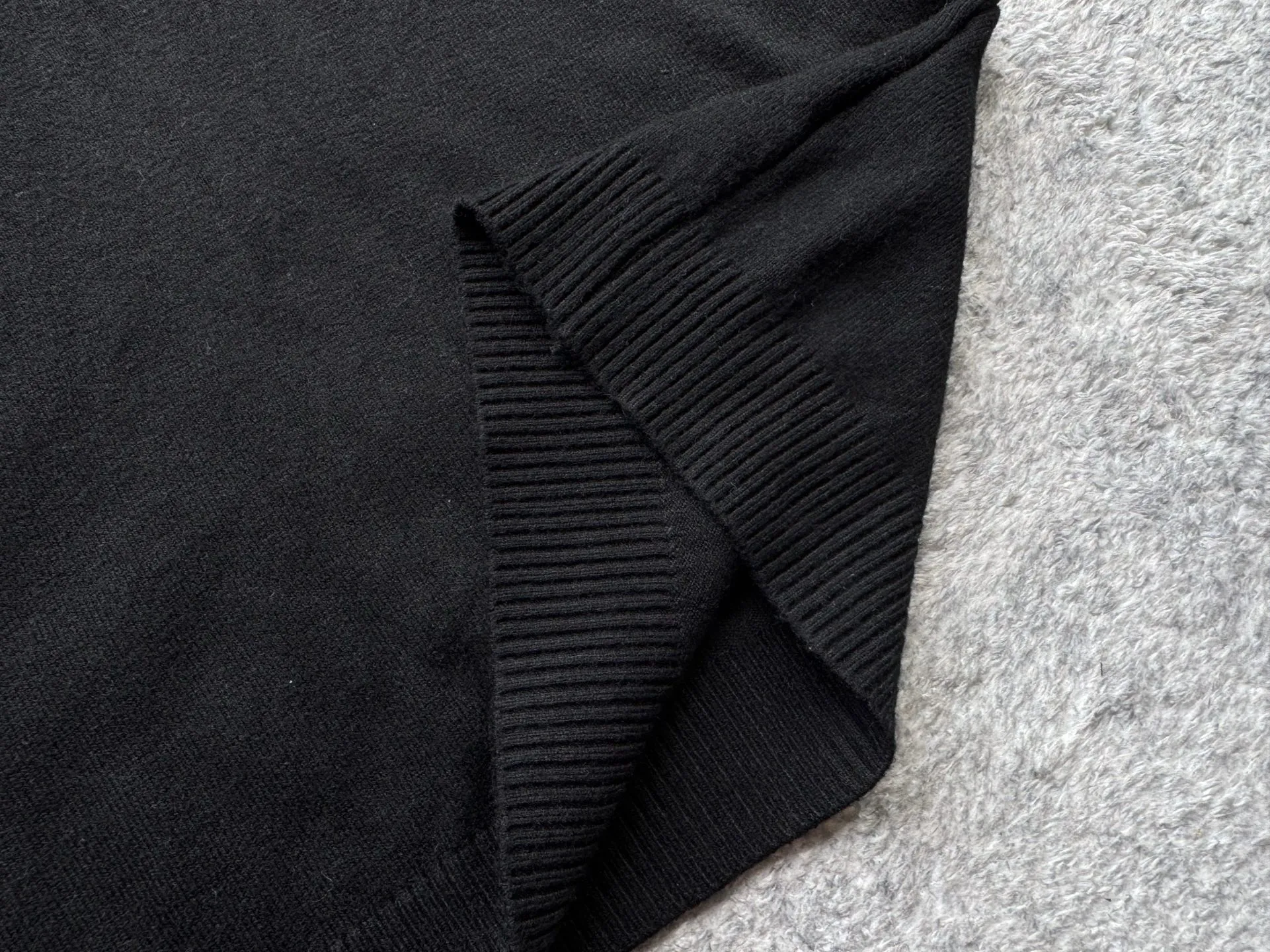 P180 Polo Ralph solid color logo embroidered knitted long-sleeved sweater ✅ Great texture: knitted fabric, soft and waxy to the touch, very comfortable to wear next to the body, and very warm. It is suitable for wearing alone in the winter in the south or as a base layer in the north. ✅ Slimming version: The round neck design is classic and durable, and will not look bloated. Instead, it has a slimming effect and is friendly to all body types. ✅Versatile and practical: Whether it is worn with suit pants for commuting or jeans for leisure, it can be easily worn, and one piece can be used for several pieces! ✅Pony embroidery is simple yet a little refined!  Color: Black White Size M L